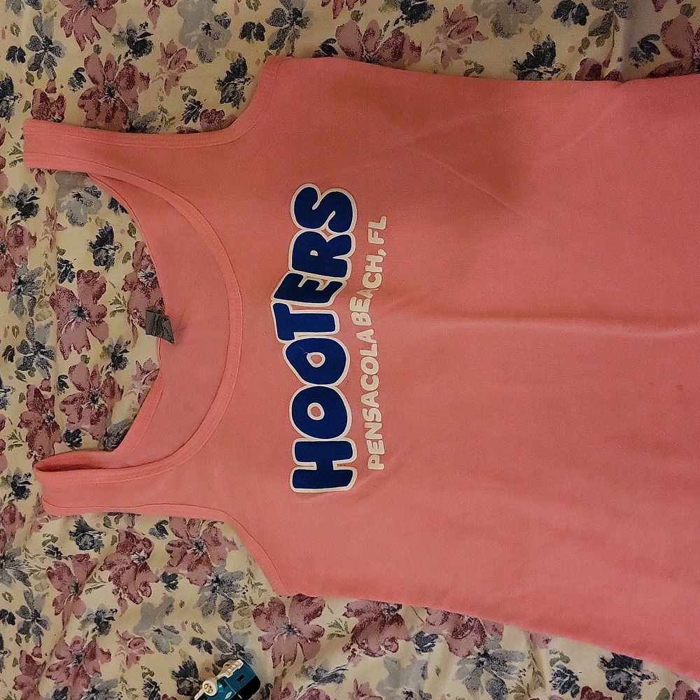 Hooters tank top